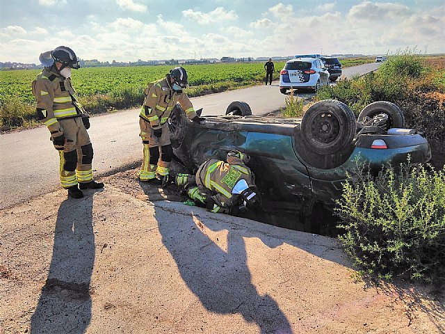Dos heridos al volcar su coche en Torre Pacheco - 1, Foto 1