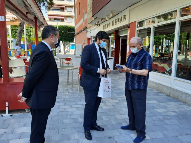 El presidente de la Región apoya la iniciativa solidaria de la cadena de regalos de Alcantarilla - 3, Foto 3
