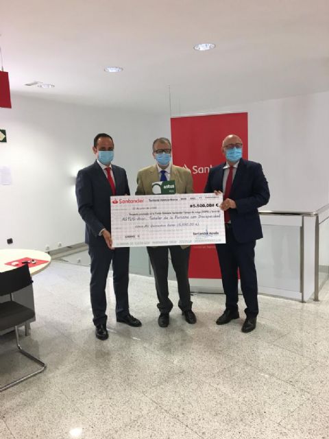 Banco Santander entrega 10.000 euros en ayudas a dos ONG de Murcia para paliar los efectos de la covid-19 - 1, Foto 1