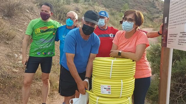 Fulgencio Gil entrega al colectivo ciudadano que cuida los árboles del sendero del Cejo de los Enamorados nuevos recursos para realizar las tareas de riego - 2, Foto 2