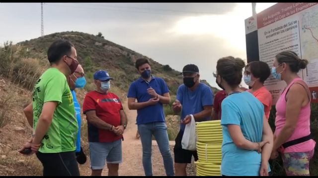 Fulgencio Gil entrega al colectivo ciudadano que cuida los árboles del sendero del Cejo de los Enamorados nuevos recursos para realizar las tareas de riego - 3, Foto 3
