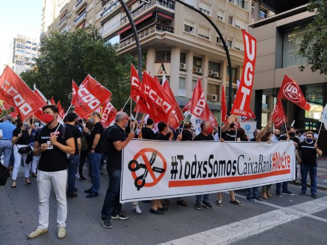 CCOO considera un xito rotundo la huelga de Caixabank en la Regin de Murcia, Foto 1