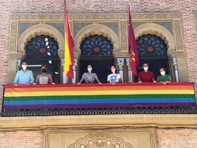 La bandera arco iris preside el balcón del Ayuntamiento de cara a la celebración del Día Internacional del Orgullo LGTBI+ - 1, Foto 1