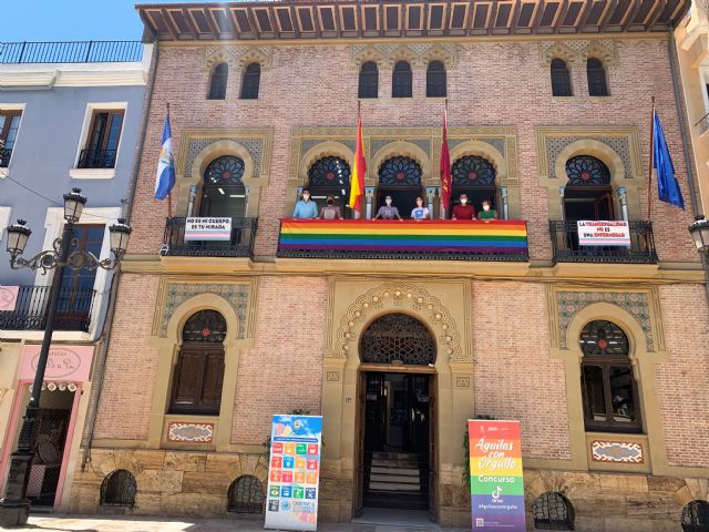 La bandera arco iris preside el balcón del Ayuntamiento de cara a la celebración del Día Internacional del Orgullo LGTBI+ - 2, Foto 2