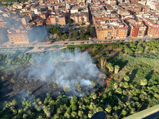 Bomberos trabajan en el incendio declarado en un huerto con viviendas cercanas en Beniel - 2, Foto 2