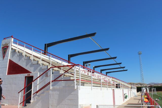 Última fase de los trabajos para cubrir el graderío del Campo de Fútbol Municipal de Puerto Lumbreras - 1, Foto 1