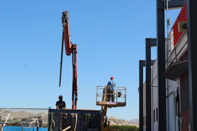 Última fase de los trabajos para cubrir el graderío del Campo de Fútbol Municipal de Puerto Lumbreras - 2, Foto 2