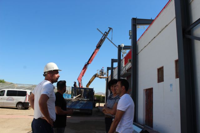 Última fase de los trabajos para cubrir el graderío del Campo de Fútbol Municipal de Puerto Lumbreras - 3, Foto 3