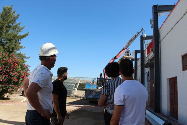 Última fase de los trabajos para cubrir el graderío del Campo de Fútbol Municipal de Puerto Lumbreras - 4, Foto 4