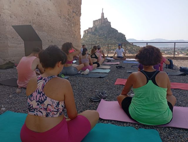 Un total de 30 personas celebran el solsticio de verano con un Saludo al Sol en el Palacio Ibn Mardanís, gracias al Taller de Yoga y Meditación - 1, Foto 1