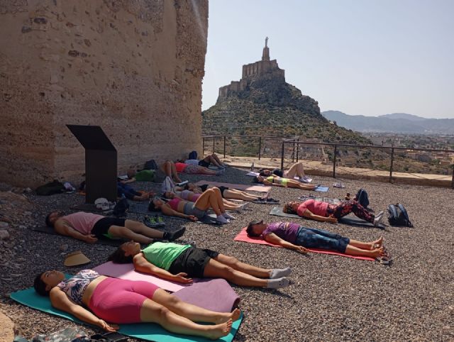 Un total de 30 personas celebran el solsticio de verano con un Saludo al Sol en el Palacio Ibn Mardanís, gracias al Taller de Yoga y Meditación - 2, Foto 2