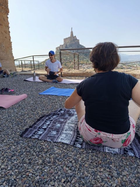 Un total de 30 personas celebran el solsticio de verano con un Saludo al Sol en el Palacio Ibn Mardanís, gracias al Taller de Yoga y Meditación - 3, Foto 3