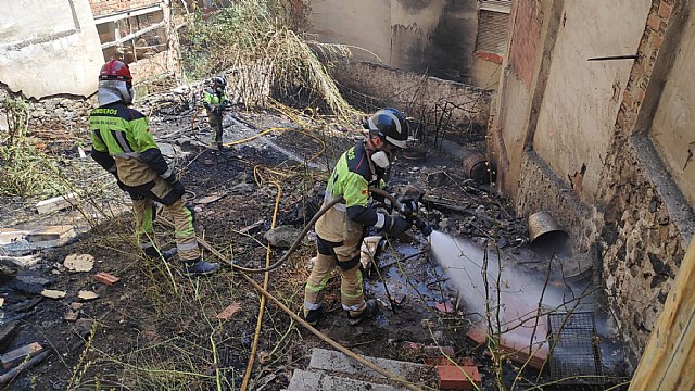 Bomberos del CEIS extinguen un incendio en un solar vallado en Abarán - 1, Foto 1