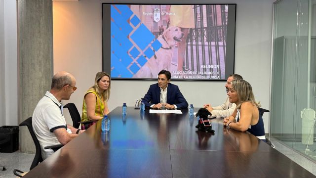 El Gobierno regional dise&ntilde;a una l�nea de ayudas pionera para reforzar la autonom�a y movilidad de los usuarios de perros gu�a, Foto 2