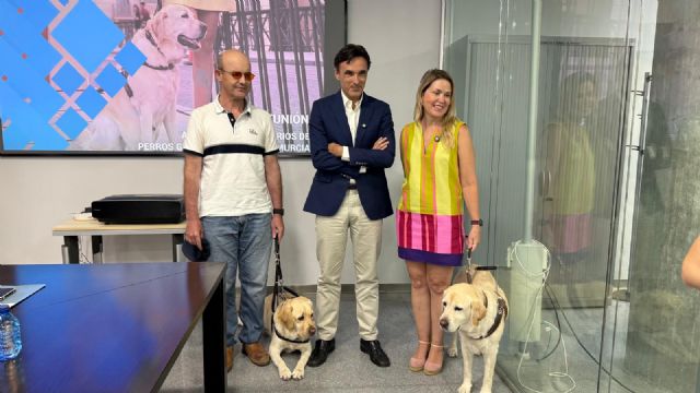 El Gobierno regional dise&ntilde;a una l�nea de ayudas pionera para reforzar la autonom�a y movilidad de los usuarios de perros gu�a, Foto 3