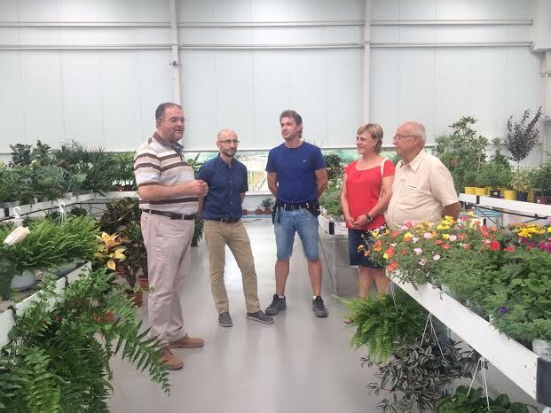 Autoridades municipales visitan las instalaciones de una empresa local dedicada a la fabricación y distribución de productos hortícolas