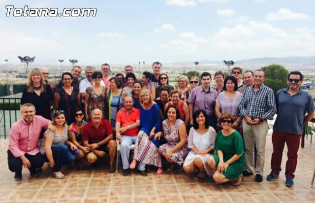 Trabajadores municipales realizan una comida de hermandad con motivo de la jubilación del empleado público, Francisco García Molina, Foto 1