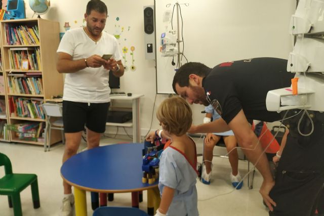 Policía Local y Bomberos arrancan las sonrisas de los niños enfermos del Hospital Santa Lucia - 1, Foto 1