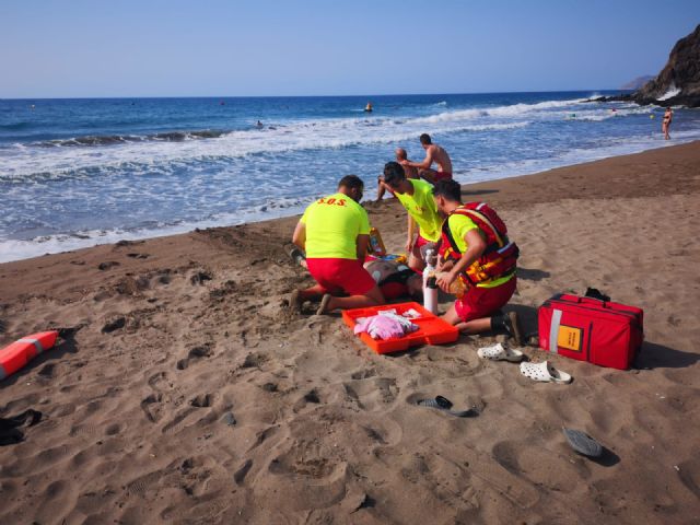 El Alcalde supervisa el dispositivo integral de vigilancia y rescate puesto en marcha en el litoral lorquino con motivo del verano - 2, Foto 2