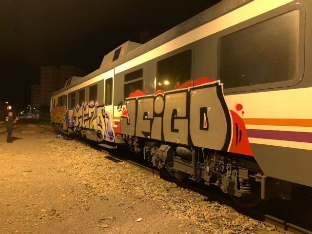 La Policía Local investiga atres jóvenes por realizar grafitis en los vagones del tren de cercanías en la estación de Sutullena - 1, Foto 1