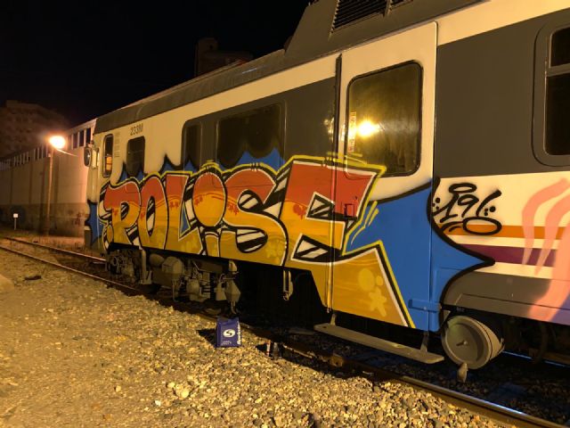 La Policía Local investiga atres jóvenes por realizar grafitis en los vagones del tren de cercanías en la estación de Sutullena - 2, Foto 2