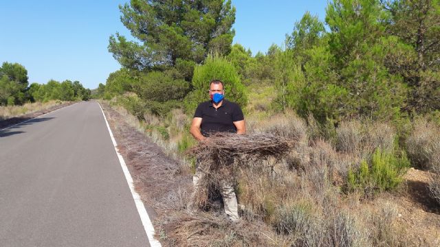 El PP advierte al alcalde del PSOE que, si en 72 horas no retira los montones de maleza acumulados en carreteras de zonas ZEPA, informará al Seprona - 1, Foto 1