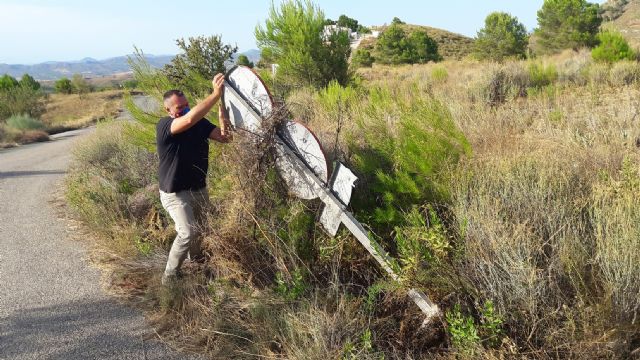 El PP advierte al alcalde del PSOE que, si en 72 horas no retira los montones de maleza acumulados en carreteras de zonas ZEPA, informará al Seprona - 2, Foto 2
