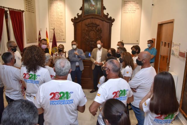 Miembros de la Corporación Municipal reciben a los integrantes del Grupo Coros y Danzas de Lorca que han participado en Rusia en la VI Folkloriada Mundial del CIOFF - 2, Foto 2