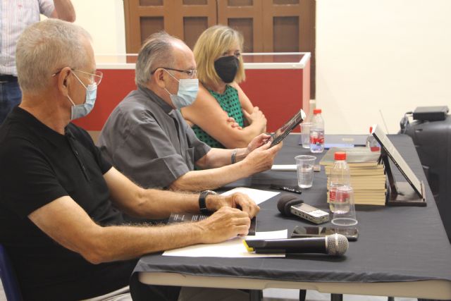 Vicente García Hernández, presenta su poemario Me detuve, y toqué el silencio - 2, Foto 2