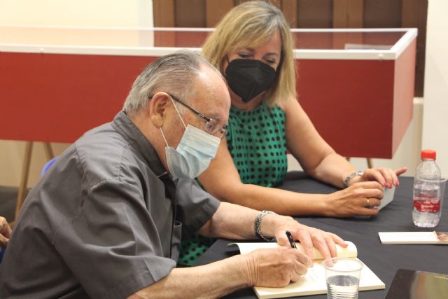 Vicente García Hernández, presenta su poemario Me detuve, y toqué el silencio - 3, Foto 3