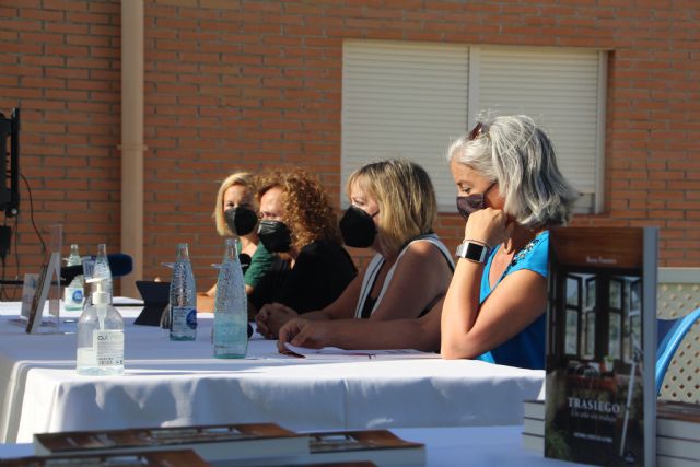 La periodista asturiana Rosa Fuentes presenta  Trasiego su primer libro, en San Pedro del Pinatar - 1, Foto 1