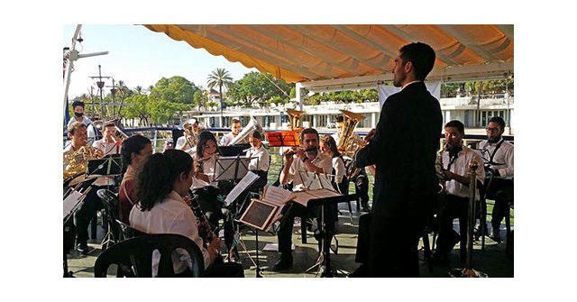 El día de la Virgen del Carmen, los socios e invitado del Ateneo de Triana navegaron por el Guadalquivir al son de la Banda Municipal de Jabugo - 1, Foto 1