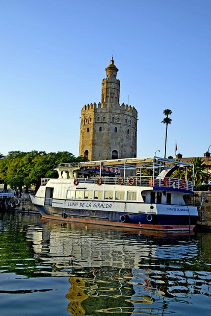 El día de la Virgen del Carmen, los socios e invitado del Ateneo de Triana navegaron por el Guadalquivir al son de la Banda Municipal de Jabugo - 5, Foto 5