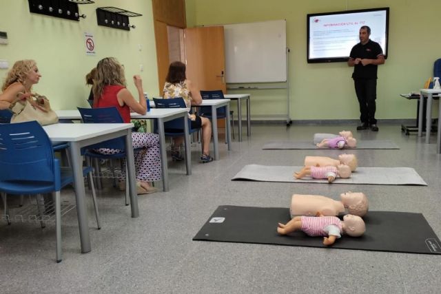Profesionales del ámbito educativo se forman en la ESPAC sobre el uso del desfibrilador y primeros auxilios - 1, Foto 1