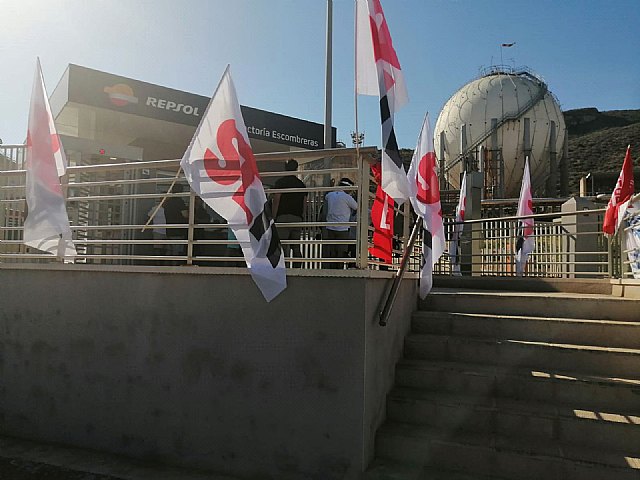 Trabajadores del STR durante la pasada Huela en la Factoría de Repsol Butano en Escombreras, Foto 1