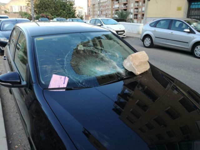 Detenido un individuo por tirar piedras a vehículos estacionados en la Muralla de Tierra - 1, Foto 1