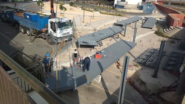 La Comunidad comienza la instalación de la pasarela peatonal que comunica el puente de Juan Carlos I con la plaza Santa Clara de Lorca - 1, Foto 1