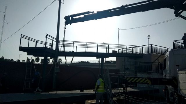 La Comunidad comienza la instalación de la pasarela peatonal que comunica el puente de Juan Carlos I con la plaza Santa Clara de Lorca - 2, Foto 2