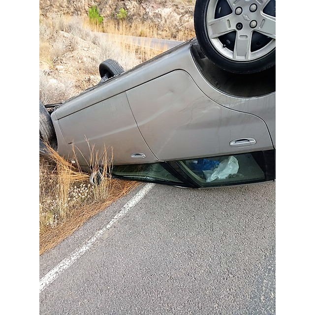 Trasladan al hospital a un joven herido tras volcar su vehículo en la bajada de la Cresta El Gallo - 1, Foto 1