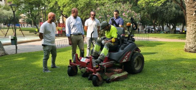 El Ayuntamiento aumenta la frecuencia de la siega de los más de 700.000 metros cuadrados de césped de las praderas verdes de Murcia - 1, Foto 1