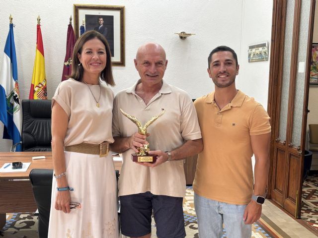 El Ayuntamiento rinde homenaje a Bartolomé Gómez, patrón de la embarcación desde la que durante treinta años se ha celebrado la cucaña - 1, Foto 1