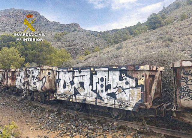 La Guardia Civil detiene a ocho individuos por realizar pintadas en Bienes de Interés Cultural ubicados en las sierras mineras de Cartagena y La Unión - 3, Foto 3