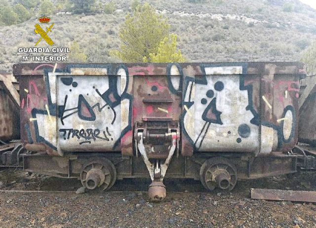 La Guardia Civil detiene a ocho individuos por realizar pintadas en Bienes de Interés Cultural ubicados en las sierras mineras de Cartagena y La Unión - 5, Foto 5