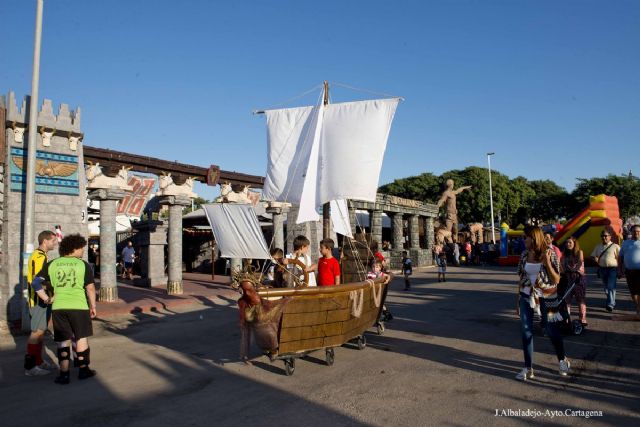 El Designio de los Dioses puso el broche a una jornada en la que los más pequeños llenaron de vida el campamento festero - 1, Foto 1