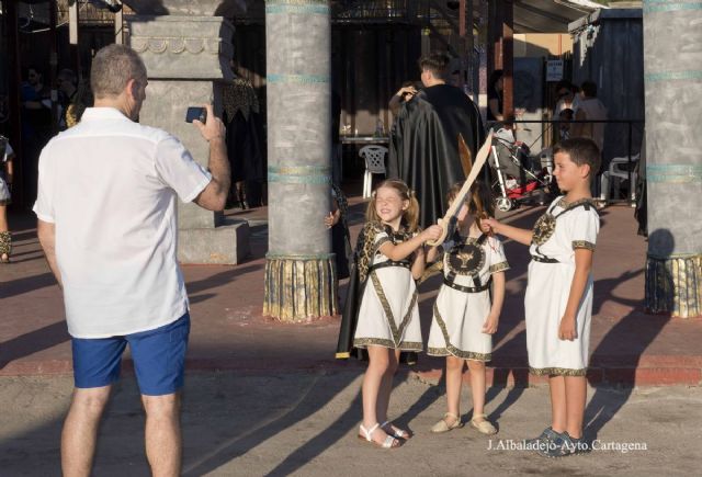 El Designio de los Dioses puso el broche a una jornada en la que los más pequeños llenaron de vida el campamento festero - 2, Foto 2