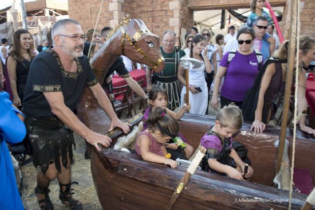 El Designio de los Dioses puso el broche a una jornada en la que los más pequeños llenaron de vida el campamento festero - 3, Foto 3