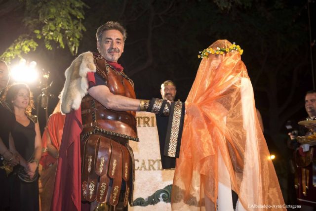 Gastronomía y espectáculos romanos ambientaron la noche festera en el Feriae Latino - 1, Foto 1