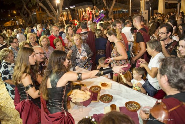 Gastronomía y espectáculos romanos ambientaron la noche festera en el Feriae Latino - 2, Foto 2
