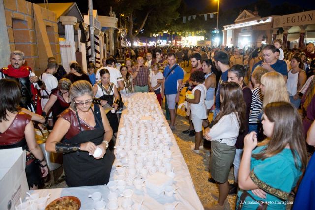Gastronomía y espectáculos romanos ambientaron la noche festera en el Feriae Latino - 4, Foto 4