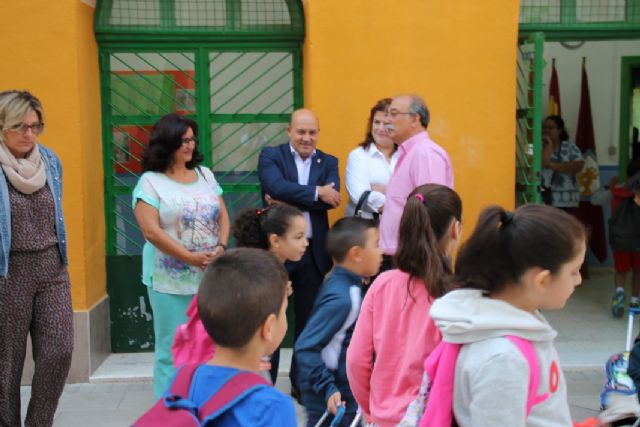 Pascual Lucas abre el curso escolar con la visita a un colegio y reivindica a la Carm las necesidades de los centros educativos de Cieza - 1, Foto 1